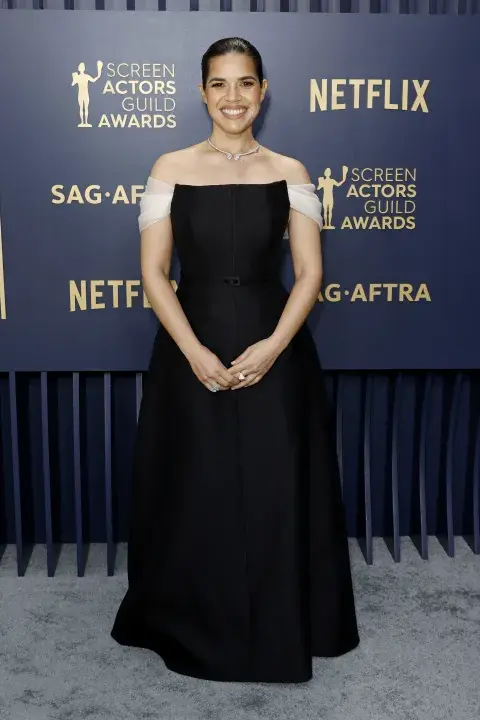America Ferrera en la red carpet de los SAG Awards 2024. America Ferrera en la red carpet de los SAG Awards 2024.