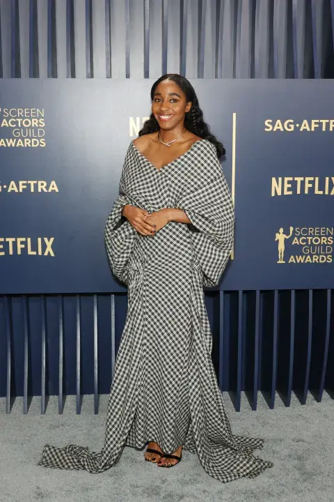 Ayo Edebiri en la red carpet de los SAG Awards 2024. Ayo Edebiri en la red carpet de los SAG Awards 2024.