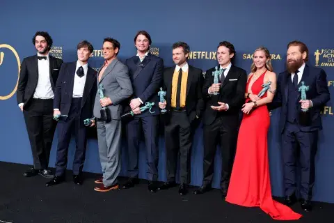 El reparto de la película Oppenheimer celebrando su premio en los SAG Awards 2024. El reparto de la película Oppenheimer celebrando su premio en los SAG Awards 2024.