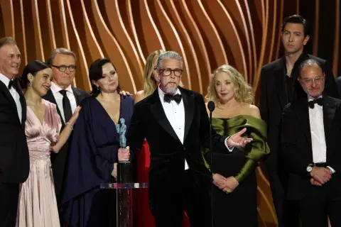El reparto de la serie Succession celebrando su premio en los SAG Awards 2024. El reparto de la serie Succession celebrando su premio en los SAG Awards 2024.