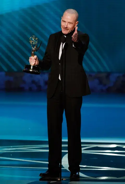 Bryan Cranston recibiendo su premio Emmy a mejor actor por Breaking Bad. Bryan Cranston recibiendo su premio Emmy a mejor actor por Breaking Bad.