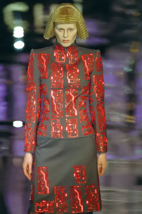 El traje original de Alexander McQueen en la pasarela 1999 de Givenchy. El traje original de Alexander McQueen en la pasarela 1999 de Givenchy.