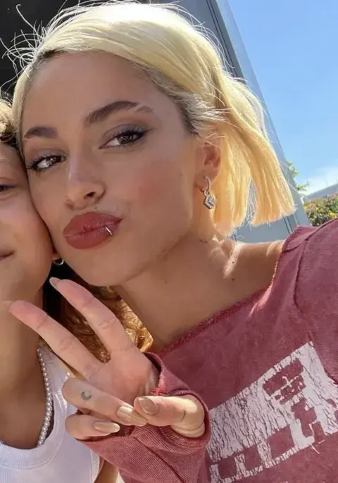 Corto y platinado: el nuevo look de Tini Stoessel. Corto y platinado: el nuevo look de Tini Stoessel.