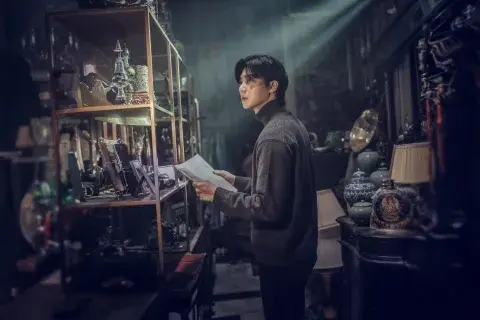 La segunda temporada de El Monstruo de la Vieja Seúl lleva a Park Seo-jun y Han So-hee a la Seúl actual. La segunda temporada de El Monstruo de la Vieja Seúl lleva a Park Seo-jun y Han So-hee a la Seúl actual.