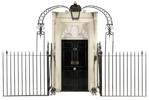 La puerta de la serie The Crown que fue subastada a muy bajo precio. La puerta de la serie The Crown que fue subastada a muy bajo precio.