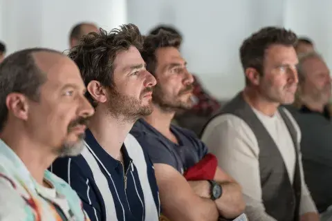 Machos Alfa se centra en cuatro amigos: Santiago, Luis, Raúl y Pedro. Machos Alfa se centra en cuatro amigos: Santiago, Luis, Raúl y Pedro.
