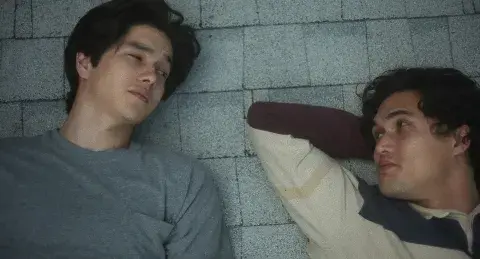 Joe y su hijo adolescente en un momento muy reflexivo de la película. Joe y su hijo adolescente en un momento muy reflexivo de la película.