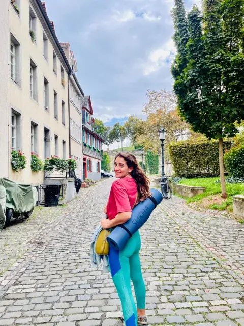 Sam es instructora de Yoga, algo que no abandona pese a la migración. Sam es instructora de Yoga, algo que no abandona pese a la migración.