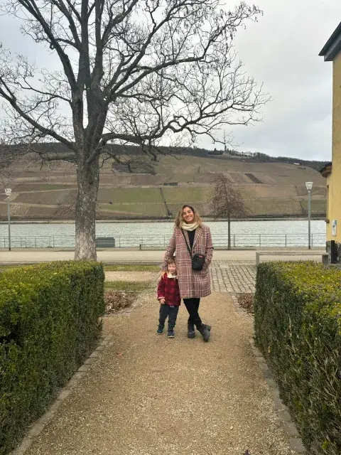 Sam junto a su hijo, en Alemania. Sam junto a su hijo, en Alemania.