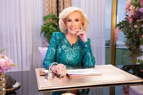 Mirtha Legrand en el estudio de su clásico programa de TV.