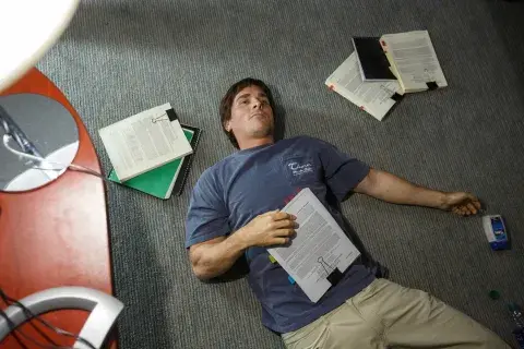 Christian Bale es el genio de las finanzas que descubre el problema de la burbuja inmobiliaria. Christian Bale es el genio de las finanzas que descubre el problema de la burbuja inmobiliaria.