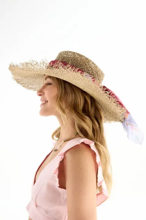 PAÑUELO 90 X 90 (FRANCINE, $19.500), SOMBRERO (ISADORA, $19.500), COLLAR (MISHKA, $32.000), TOP DE LINO (FINI BRAUN, $53.500). PAÑUELO 90 X 90 (FRANCINE, $19.500), SOMBRERO (ISADORA, $19.500), COLLAR (MISHKA, $32.000), TOP DE LINO (FINI BRAUN, $53.500).