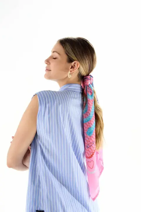 PAÑUELO 90 X 90 (FLORINDA, $35.900), AROS (ISADORA, $7500), CAMISA (SWA-MI, $14.998). PAÑUELO 90 X 90 (FLORINDA, $35.900), AROS (ISADORA, $7500), CAMISA (SWA-MI, $14.998).