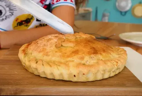 Los consejos de Paulina te ayudan a lograr una tarta de jamón y queso crocante y con un relleno bien distribuido.