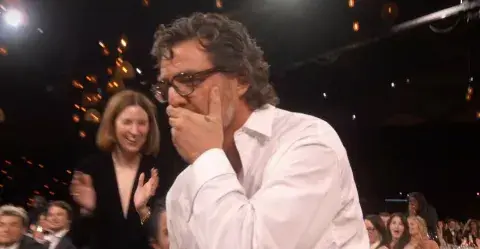 La reacción de Pedro Pascal al recibir el premio a mejor actor en drama en los SAG Awards 2024. La reacción de Pedro Pascal al recibir el premio a mejor actor en drama en los SAG Awards 2024.