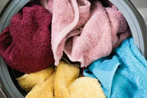 Un truco sencillo y muy simple es el que tiene que ver con separar las prendas blancas, de las de color Un truco sencillo y muy simple es el que tiene que ver con separar las prendas blancas, de las de color