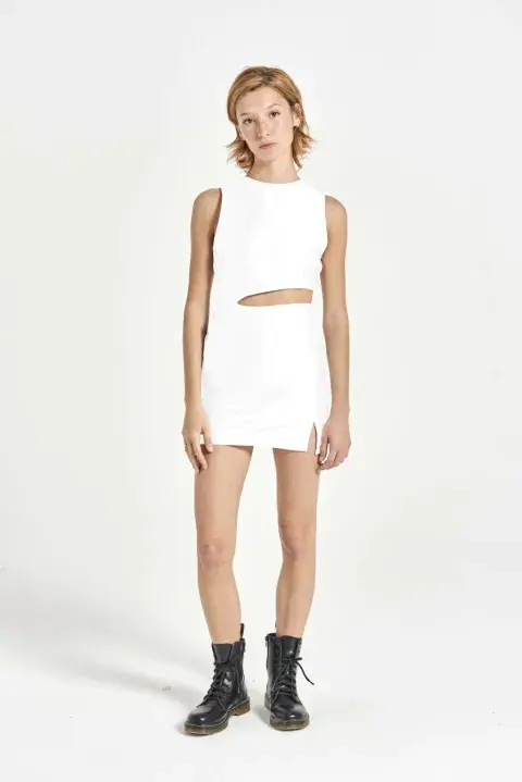 Un diseño que lleva la nueva tendencia del “cut out”, que también es furor. @queenjuana. Un diseño que lleva la nueva tendencia del “cut out”, que también es furor. @queenjuana.