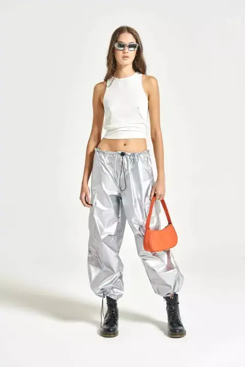 Pantalón parachute con puños con tanca y elástico para ajustar. @queenjuanaoficial Pantalón parachute con puños con tanca y elástico para ajustar. @queenjuanaoficial