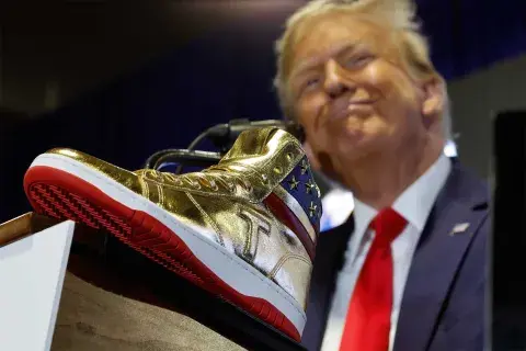 Las zapatillas son de charol dorado con un detalle de la bandera estadounidense en la parte posterior y para ser más precisos, su descripción anuncia que cuestan 399 dólares Las zapatillas son de charol dorado con un detalle de la bandera estadounidense en la parte posterior y para ser más precisos, su descripción anuncia que cuestan 399 dólares