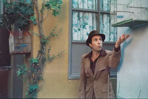 Pablo Cruz Guerrero comoRoberto Gómez Bolaños en Sin querer queriendo, serie de Max.