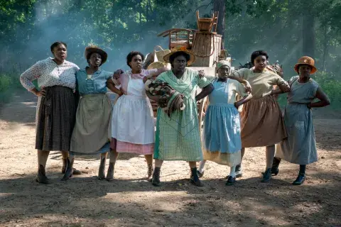 El color púrpura, una historia de hermandad femenina y empoderamiento. El color púrpura, una historia de hermandad femenina y empoderamiento.