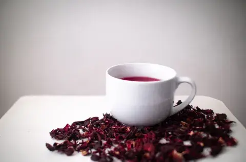 El té de hibiscus ayuda a tener a raya el colesterol, entre otros grandes beneficios.