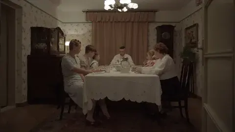 Un momento familiar, totalmente indiferente del horror del campo de concentración lindante. Un momento familiar, totalmente indiferente del horror del campo de concentración lindante.