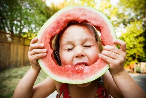 Comidas livianas y buena hidratación, parte de las recomendaciones para los chicos en el verano.