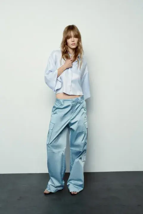 En versión satinada, perfecto para un look elegante de oficina. zara.com.ar En versión satinada, perfecto para un look elegante de oficina. zara.com.ar