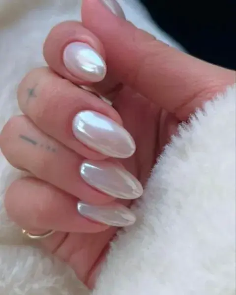 Con las uñas en forma de almendra, el clásico blanco perla en tono pleno. Con las uñas en forma de almendra, el clásico blanco perla en tono pleno.