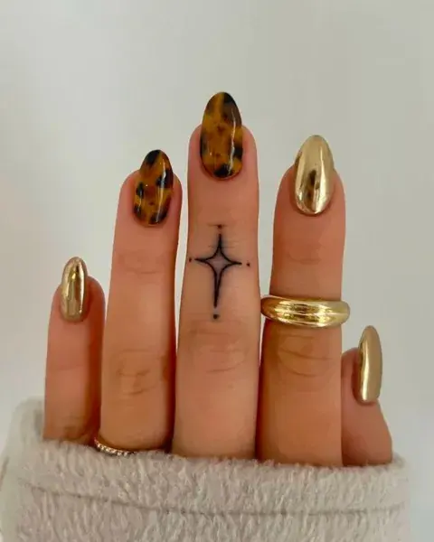 Con el animal print súper de moda, podés animarte a sumale un toque dorado.
