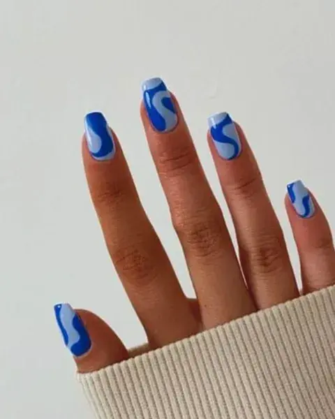 Las blue nails también son tendencia y este diseño es increíble si querés sumarte a esa movida. Las blue nails también son tendencia y este diseño es increíble si querés sumarte a esa movida.