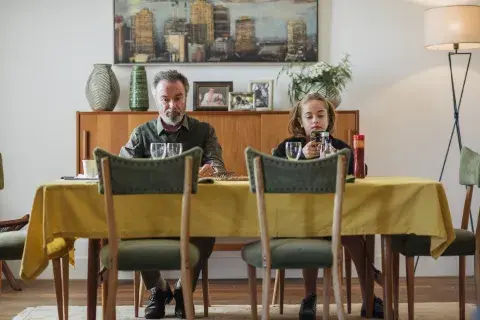 Oscar Martínez divide su tiempo y su carrera entre el cine y la TV. Oscar Martínez divide su tiempo y su carrera entre el cine y la TV.