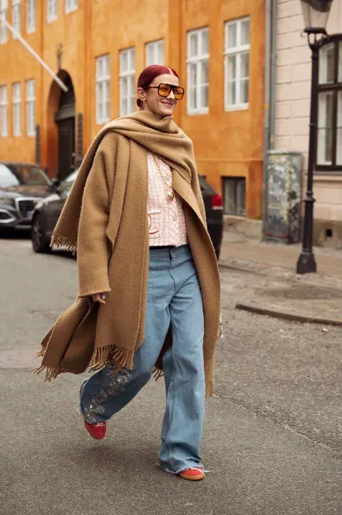 Wide leg jean bordado en un look casual.