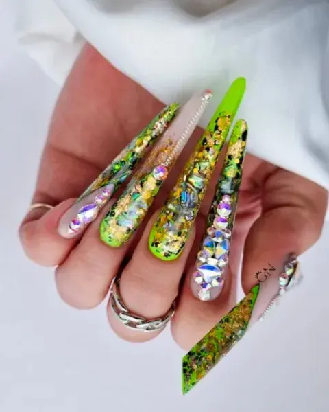 Con piedras y brillantes, un look glam con verde fuerte.