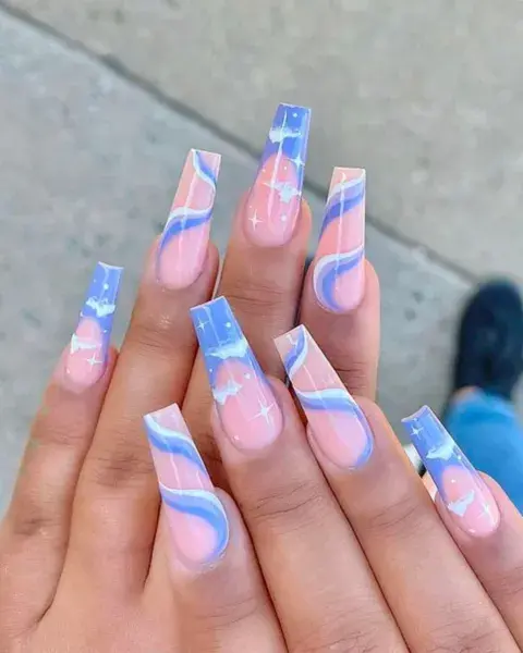 Sobre una base rosa palo, un diseño de fantasía con nubecitas. Sobre una base rosa palo, un diseño de fantasía con nubecitas.