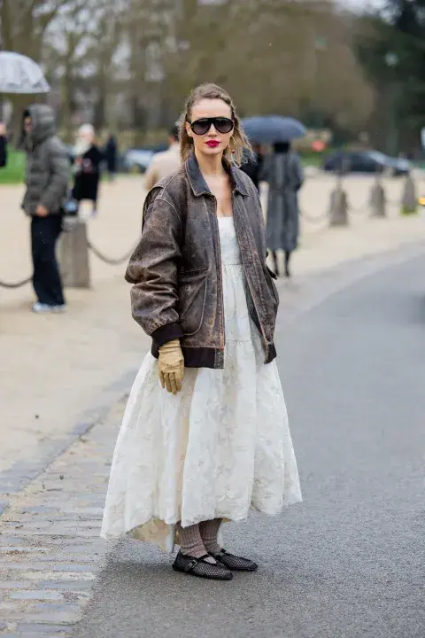 Chaqueta de cuero oversize, modelo bomber, monoquera ó tipo blazer. Es tendencia y se usa sobre cualquier prenda y en cualquier outfit. Chaqueta de cuero oversize, modelo bomber, monoquera ó tipo blazer. Es tendencia y se usa sobre cualquier prenda y en cualquier outfit.