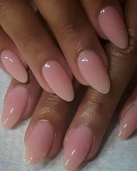 El nail art en degradé está muy de moda y en tonos rosas y blancos queda súper chic.
