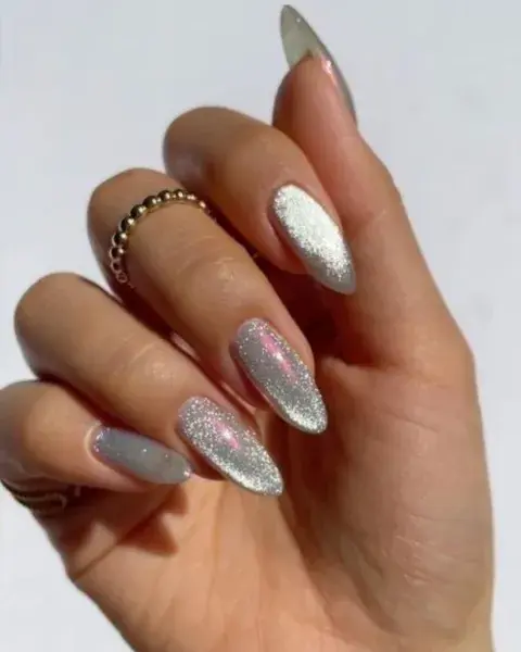 El esmalte plateado también se puede aplicar a las uñas "velvet" (o "aterciopeladas"), otra de las grandes tendencias que veremos en el nail art. El esmalte plateado también se puede aplicar a las uñas "velvet" (o "aterciopeladas"), otra de las grandes tendencias que veremos en el nail art.