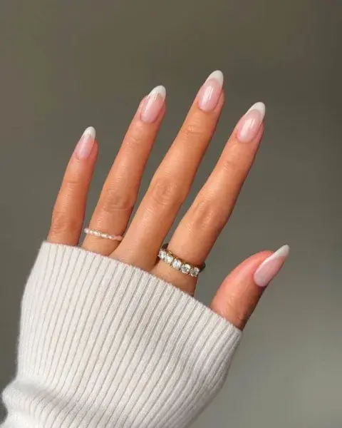 En plan de manicura americana, los tonos naturales re van.
