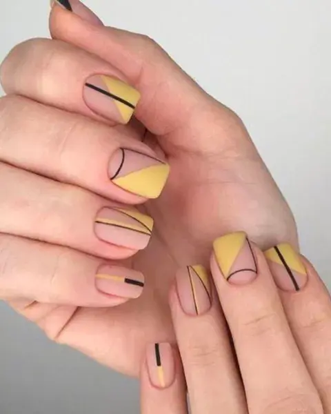 Sobre una base mate y jugando con diseños lineales... la combinación de amarillo y negro es genial. Sobre una base mate y jugando con diseños lineales... la combinación de amarillo y negro es genial.