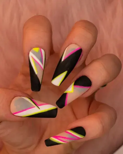 Con una onda muy década de los 80, combina colores flúor con negro. Con una onda muy década de los 80, combina colores flúor con negro.