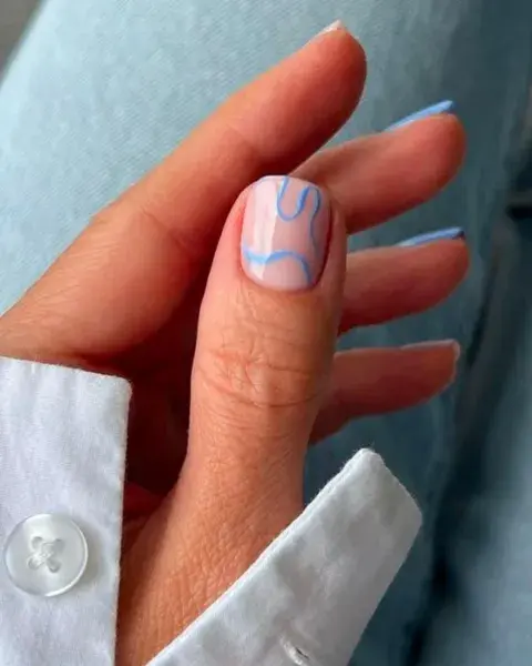 Sobre una base milky, jugas con un color que contraste con líneas curvas a irregulares. Sobre una base milky, jugas con un color que contraste con líneas curvas a irregulares.