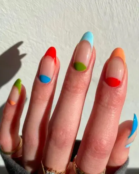 Con francesitas de diferentes colores y sobre una base transparente, elegís otros colores para la lunita. Con francesitas de diferentes colores y sobre una base transparente, elegís otros colores para la lunita.