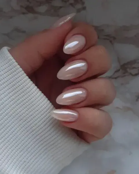 Un tono perla de base y un brillito para sumarle onda al diseño. Un tono perla de base y un brillito para sumarle onda al diseño.