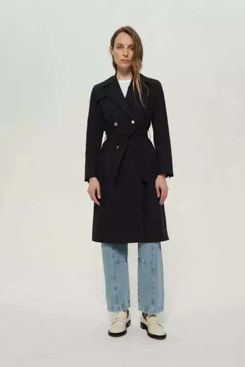 Trench clásico impermeable, de @carmelaachavaloficial Trench clásico impermeable, de @carmelaachavaloficial