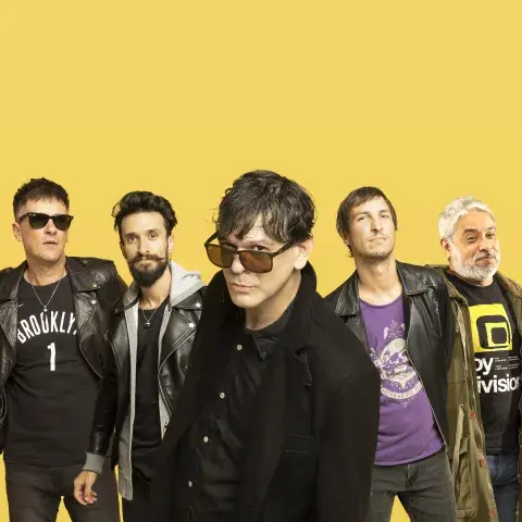 La banda "Jóvenes Pordioseros" es una de las bandas que abre el show del primer día de este clásico festival de música. La banda "Jóvenes Pordioseros" es una de las bandas que abre el show del primer día de este clásico festival de música.