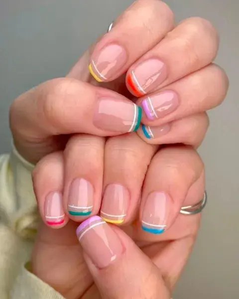 En plan arcoiris, líneas de colores y blancas para crear ese efecto súper divertido.