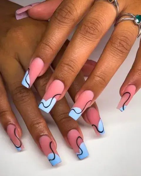 En plan medio de francesitas, coloreas la punta de las uñas y le agregas un diseño de líneas. En plan medio de francesitas, coloreas la punta de las uñas y le agregas un diseño de líneas.