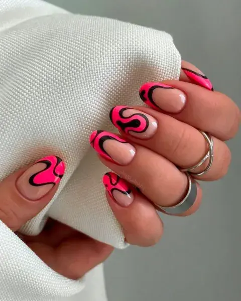 Jugando con dos colores que contrasten, haces diseños irregulares en cada una de las uñas. Jugando con dos colores que contrasten, haces diseños irregulares en cada una de las uñas.